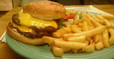 Podwójny cheeseburger z przyprawami i sosem