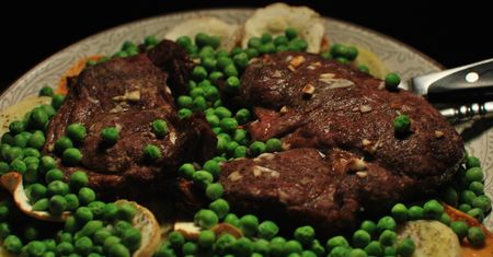 Szybko smażony kotlet/stek z udźca z jagnięciny nowozelandzkiej z kością (samo mięso)