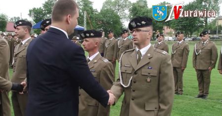 Odnaleźliśmy kaprala, który nie salutował Bartłomiejowi Misiewiczowi. Jego żona: Gdyby go ukarano, to byłby niesprawiedliwe