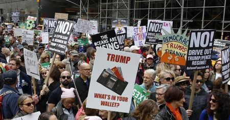 Tysiące ludzi wyszły na ulice. Żądają od Trumpa ujawnienia zeznania podatkowego