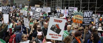 Tysiące ludzi wyszły na ulice. Żądają od Trumpa ujawnienia zeznania podatkowego