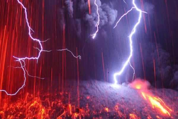 Niesamowite! Martin Rietze sfotografował piorun nad wybuchającym wulkanem