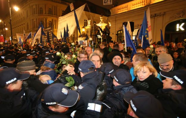 Po atakach na przeciwników PiS podczas miesięcznicy: sprawa trafi na policję