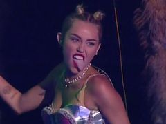 Miley Cyrus z karłem i ze skrętem