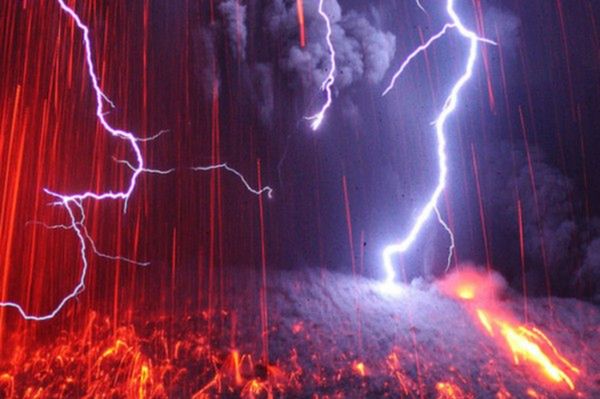 Niesamowite! Martin Rietze sfotografował piorun nad wybuchającym wulkanem