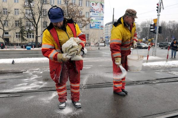 Sól na drogach - rozpuszcza śnieg, ale...