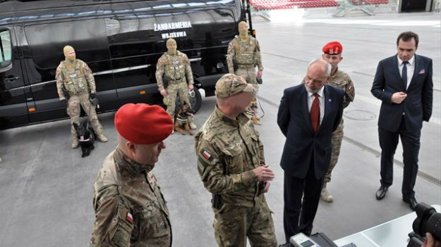 Antoni Macierewicz i funkcjonariusze Żandarmerii Wojskowej