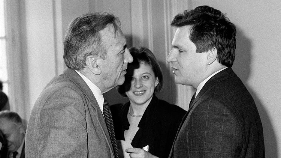 Tadeusz Mazowiecki i Aleksander Kwaśniewski w czasie obrad Okrągłego Stołu