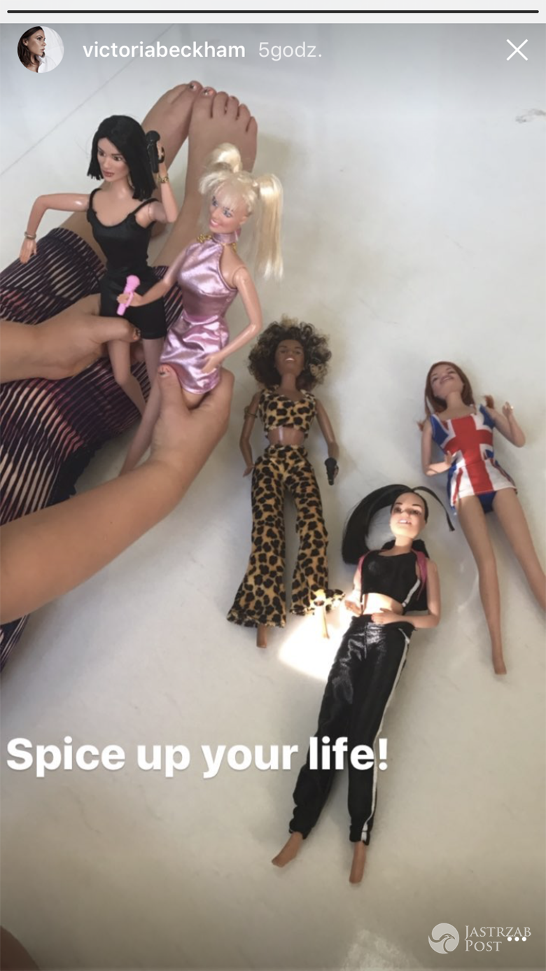 Harper ?Beckham bawi się lalkami Barbie Spice Girls