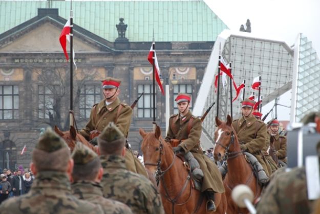 Święto Niepodległości w Poznaniu z kawalerią konną i zmechanizowaną