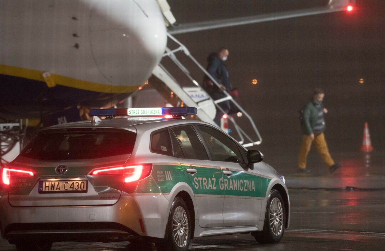 Żartują, że mają bombę w bagażu. Oto co grozi, gdy pasażer odleci po alkoholu