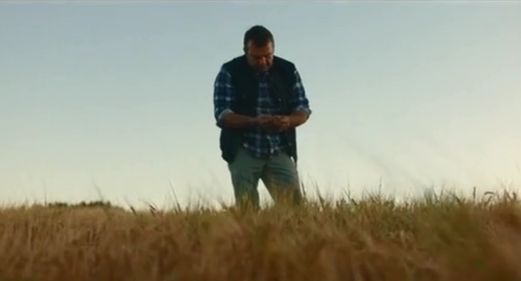 Kasztelan w kolejnej odsłonie kampanii "Ręczymy za każdą butelkę" zachwala jęczmień (wideo)