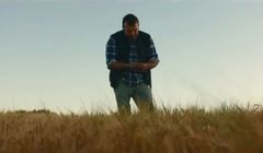 Kasztelan w kolejnej odsłonie kampanii "Ręczymy za każdą butelkę" zachwala jęczmień (wideo)