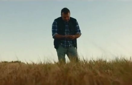 Kasztelan w kolejnej odsłonie kampanii "Ręczymy za każdą butelkę" zachwala jęczmień (wideo)