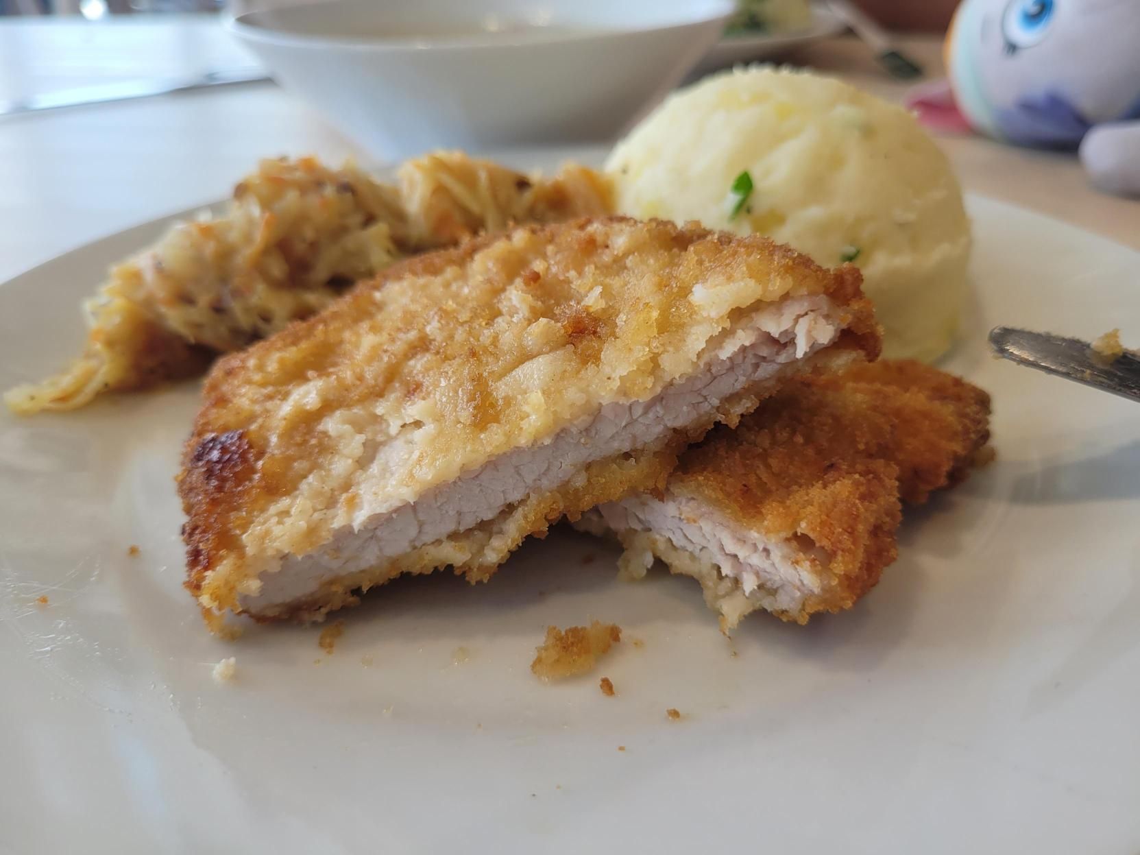 Kotlet schabowy z zestawu IKEA za 15 złotych po przekrojeniu