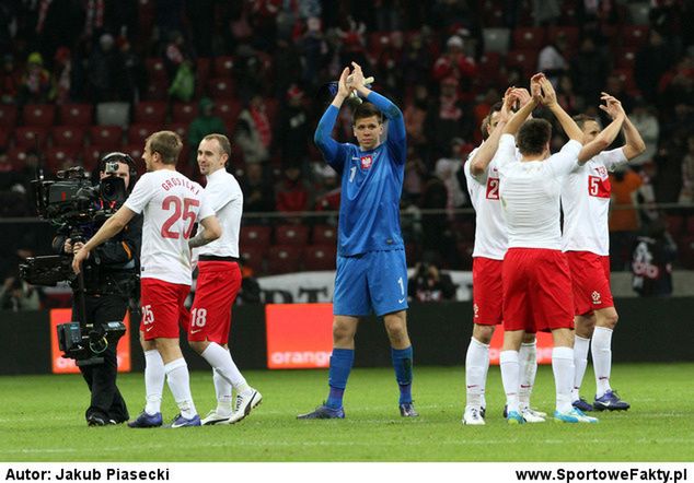 Kamil Grosicki z kolegami z reprezentacji po meczu z Portugalią