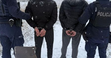 Odcinali kable ze stacji ładowania. Policja dopadła ich po chwili
