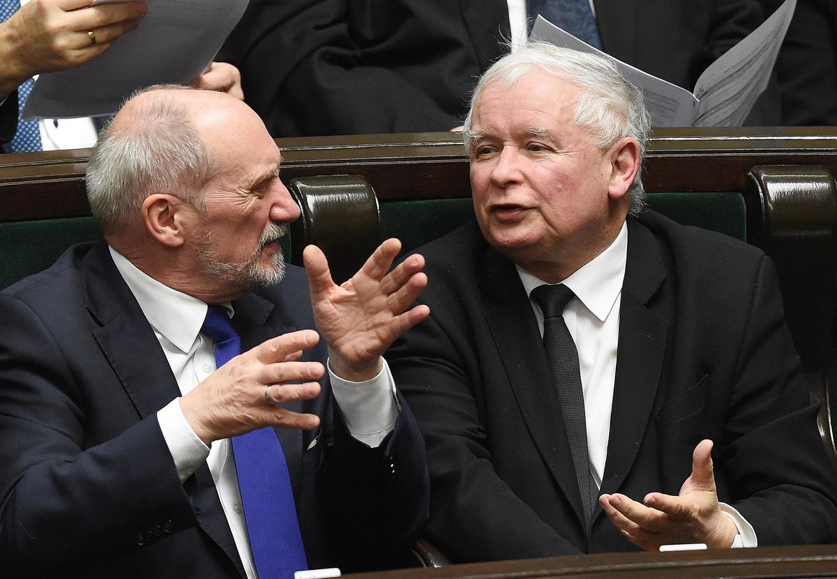 Antoni Macierewicz podczas dyskusji z Jarosławem Kaczyński w Sejmie