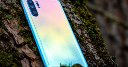 Oto jak wygląda Huawei P30 Pro gdy widać mu części - zaglądamy do środka