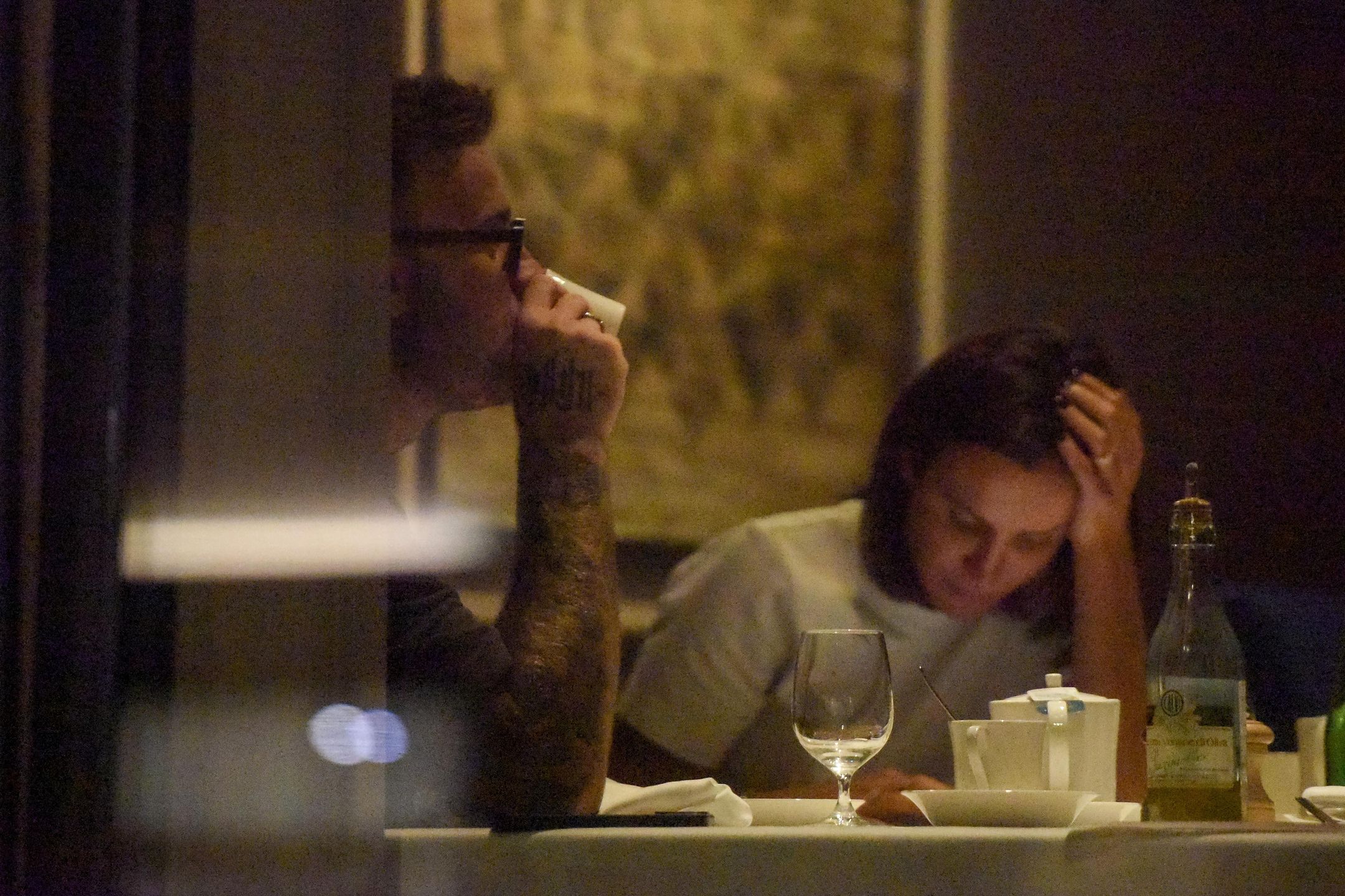 Sara i Artur Borucowie randkują w restauracji