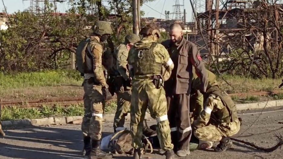 Wojna w Ukrainie. Ewakuacja z zakładów Azowstal 