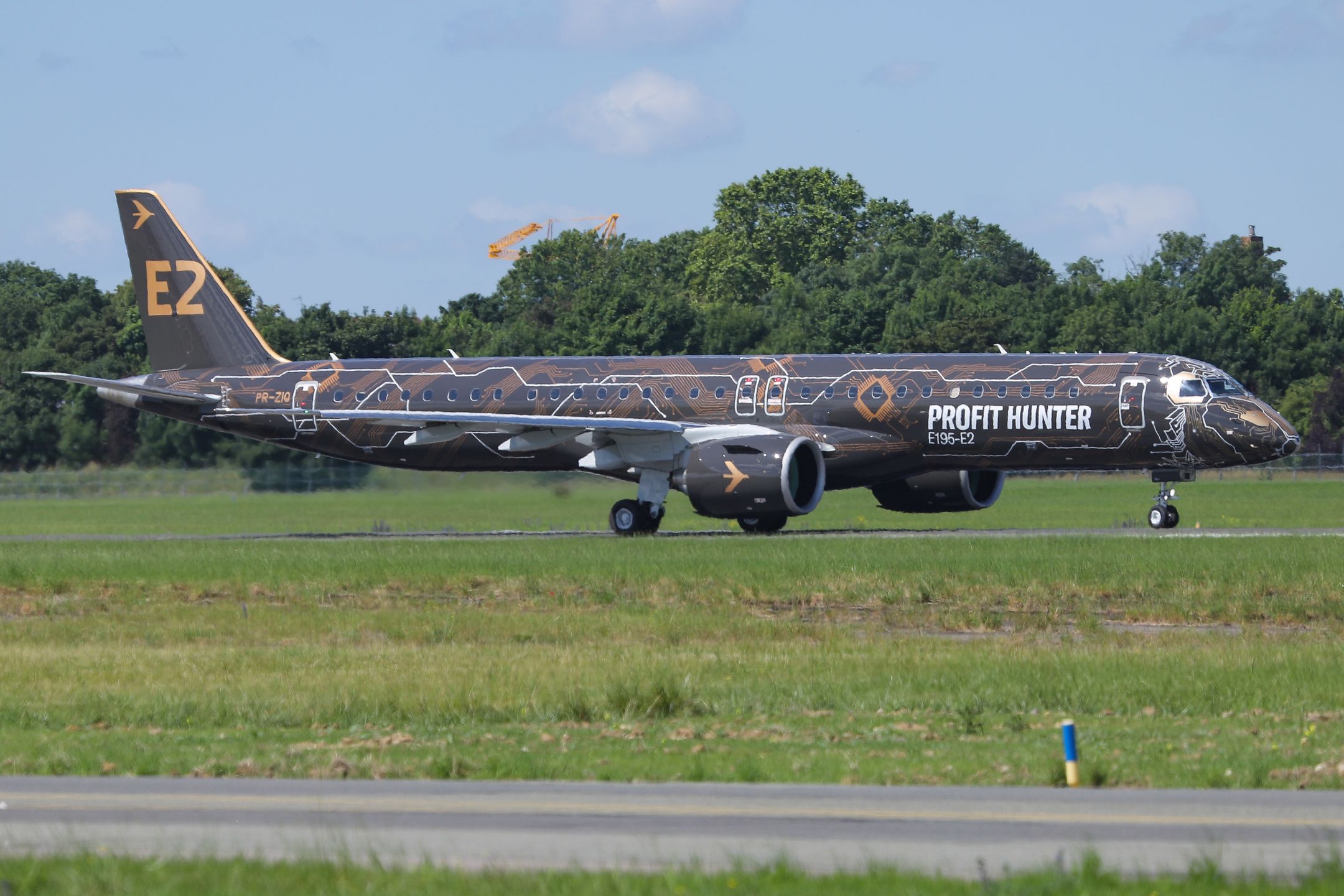 Embraer E2-195 podczas Paris Air Show. Brazylijczycy reklamują go jako "Profit Huntera", czyli łowcę zysku