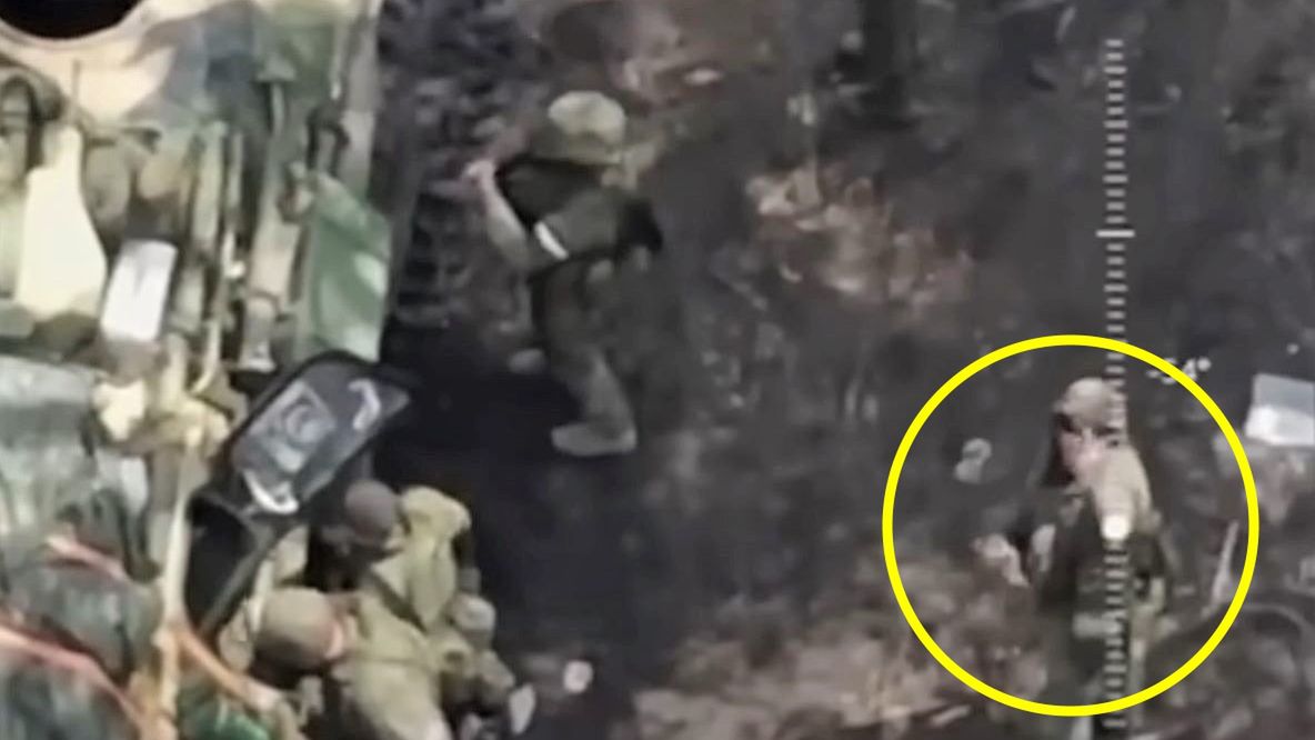 Rosyjski żołnierz pokazał obraźliwy gest w kierunku ukraińskiego drona 