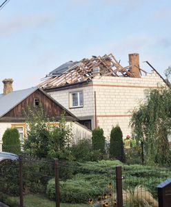 Uszkodzony dom w Wyrykach. Media: spadła na niego rakieta, nie dron