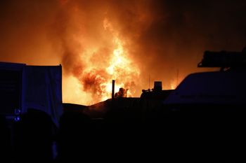 Czeladź: Strażak ranny w nocnym pożarze