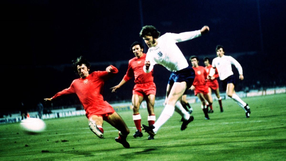 Mike Channon oddaje strzał w meczu Anglia - Polska na Wembley w 1973 roku