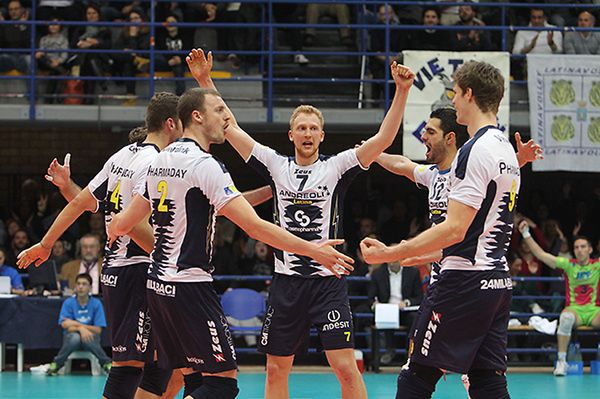 Zespół Jakuba Jarosza do wygrania Pucharu CEV potrzebuje teraz zwycięstwa w rewanżu oraz w "złotym secie" / fot: top-volley.net