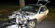 Wypadek w Kościelnej Wsi. 26-latek bez prawa jazdy uderzył w drzewa