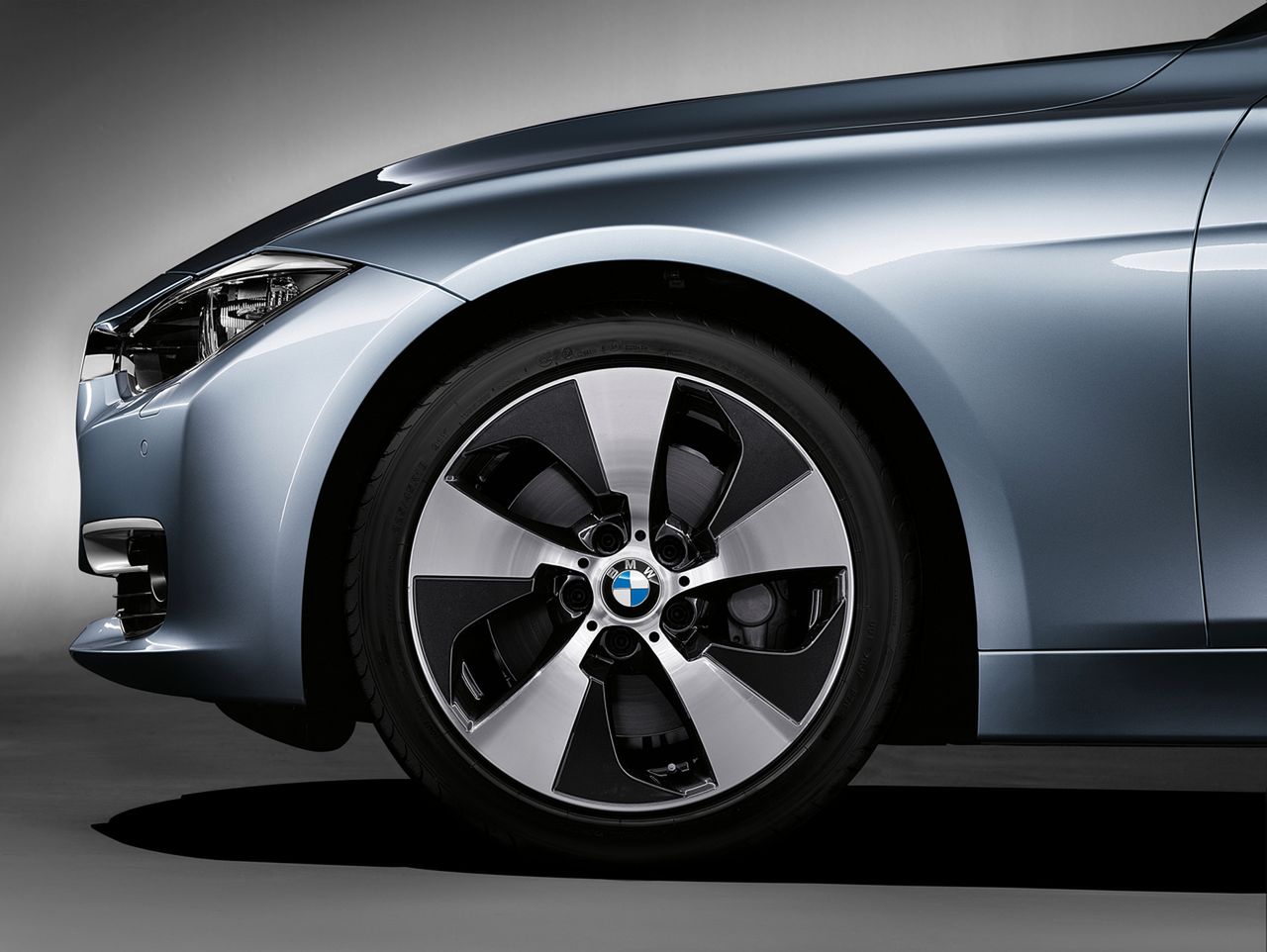 BMW ActiveHybrid 3: Special wheel design (10/2011)