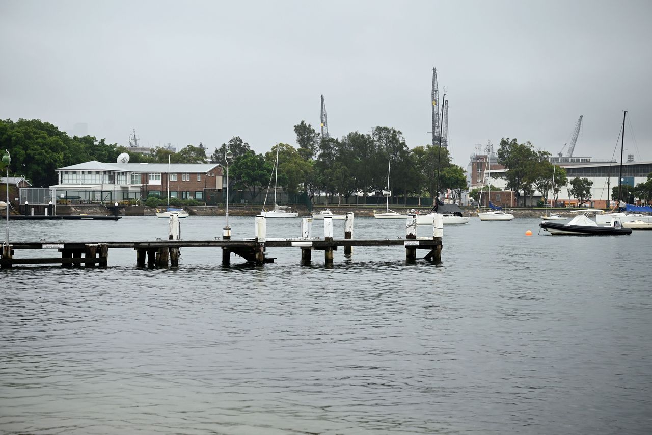 A general view of the foreshore at Elizabeth Bay on Sydney Harbor, in Sydney, Australia, 30 January 2024. A woman, who is in her late 20's, was bitten on the right leg by a suspected bull shark in Elizabeth Bay near sunset on 29 January. EPA/DAN HIMBRECHTS NO ARCHIVING AUSTRALIA AND NEW ZEALAND OUT Dostawca: PAP/EPA.