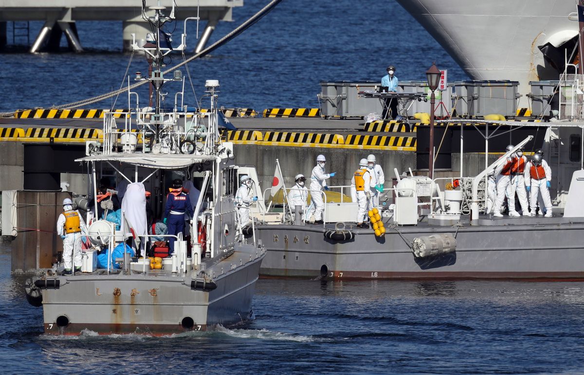 Koronawirus z Chin. Polacy na pokładzie uwięzionego w Jokohamie wycieczkowca. 10 zarażonych pasażerów