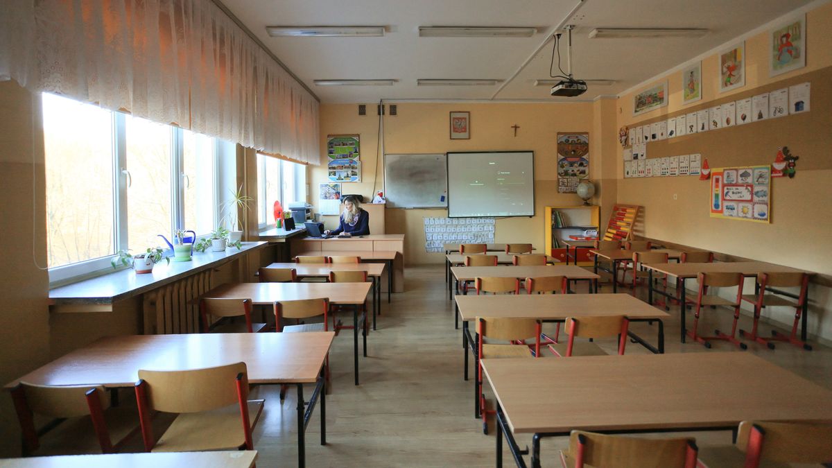 nauka zdalna
Gorz�w Wielkopolski, 20.12.2021. Koronawirus w Polsce. Zdalne zaj�cia, prowadzone z siedziby Szko�y Podstawowej nr 21 w Gorzowie Wielkopolskim, 20 bm. Takie rozwi�zanie pozwala na wykorzystanie szkolnych tablic multimedialnych i innych pomocy dydaktycznych, co nieco zbli�a uczni�w do tradycyjnego nauczania stacjonarnego. Od dzisiaj  do 9 stycznia 2022 r. w kraju zawieszone s� zaj�cia stacjonarne w szko�ach podstawowych i ponadpodstawowych. (amb) PAP/Lech Muszy�ski
Lech Muszy�ski
covid-19, epidemia, epidemie i zarazy, klasa, koronawirus, koronawirus w Polsce, nauczyciel, nauczycielka, nauka, pracownia szkolna, sala lekcyjna, SARS-CoV-2, szko�a, Szko�y Podstawowej nr 21 w Gorzowie Wielkopolskim, zaj�cia szkolne, zdalna, zdalne nauczanie