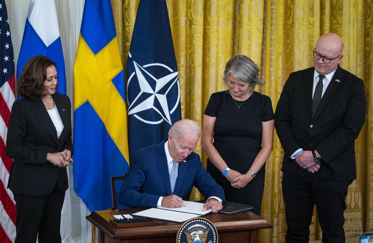 Президент Америки Джо Байден підписав спеціальні протоколи про вступ Фінляндії й Швеції до Північноатлантичного Альянсу Photographer: Al Drago/Bloomberg via Getty Images