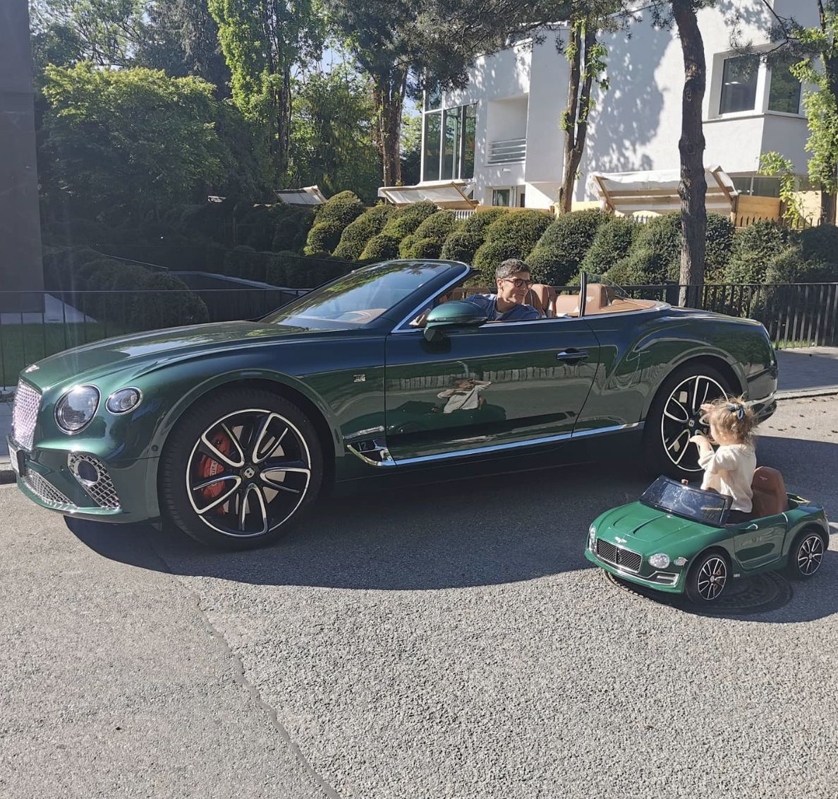 Robert Lewandowski w swoim Bentleyu