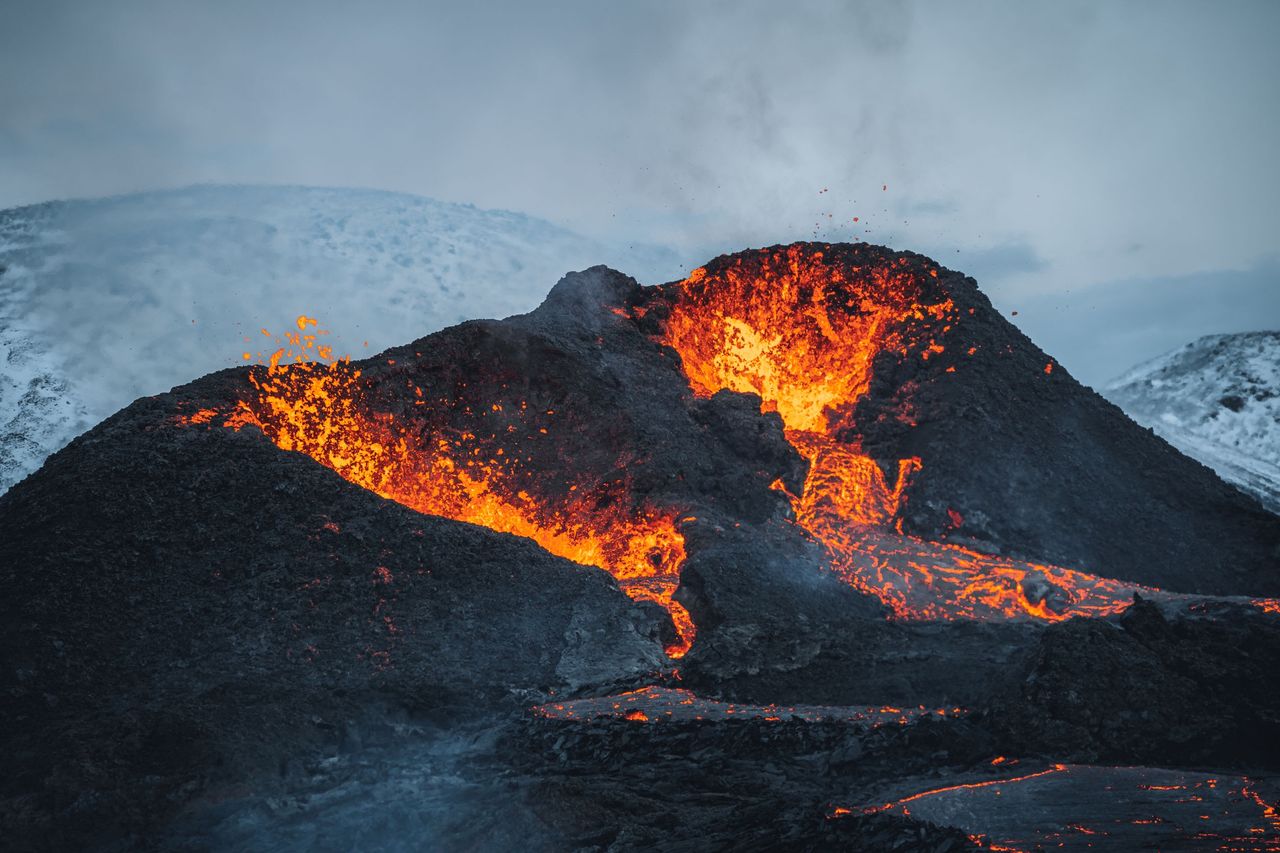 Islandia. Wleciał dronem do wulkanu podczas erupcji. Wideo hitem w sieci