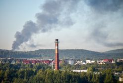 Pożar hali przemysłowej. "Zamknijcie okna w domu"