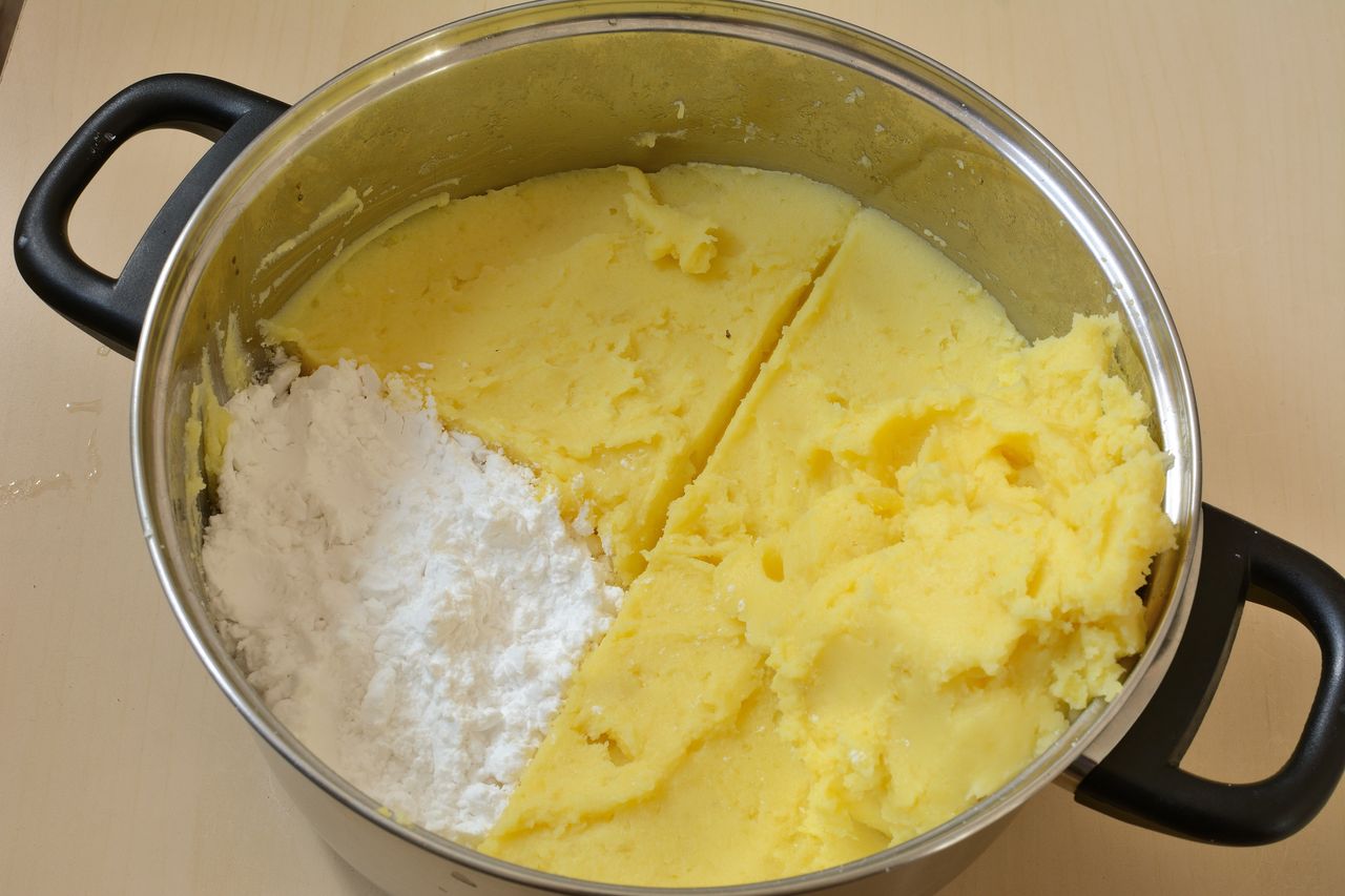 Babcia zawsze trzyma się złotej zasady. Kluski śląskie wychodzą jędrne i mięciutkie