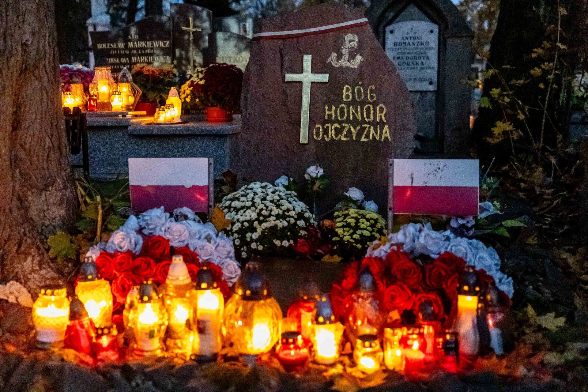 We Wszystkich Świętych i Zaduszki nie można było rąbać drewna i kroić kapusty. Kiszenie kapusty  było zabronione, bo deptając ją w beczce, można było zadeptać czyjąś duszę.   