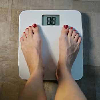 Schudnij, nie wychodząc z domu. Te czynności pozwolą ci na zrzucenie zbędnych kilogramów bez ćwiczeń