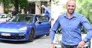 Uśmiechnięty Gortat wsiada do nowego Porsche