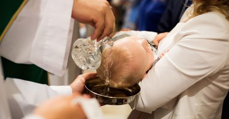 Chciała tylko ochrzcić dziecko. "Becz owieczko i płać"