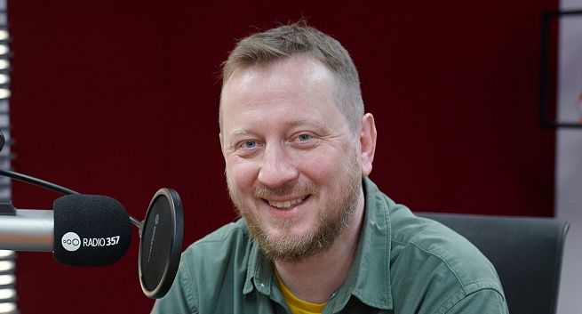 Michał Żakowski w Radiu 357 poprowadzi „Na dachu świata”, Agnieszka Szwajgier z audycją muzyczną