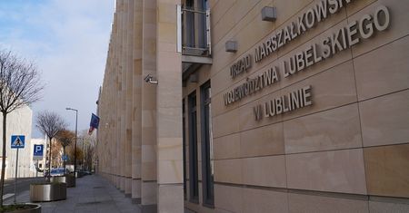 Lublin: Marszałek hojnie nagrodził swoich pracowników. Najwyższa nagroda wyniosła 56 tys. zł