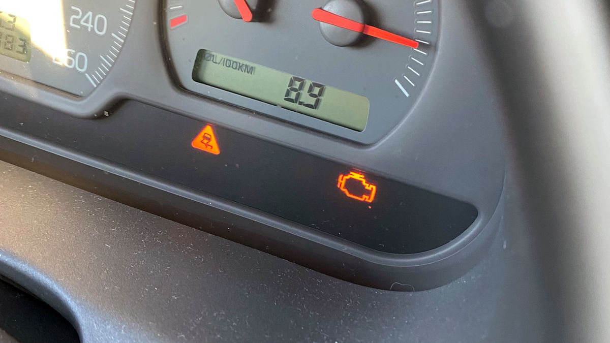 Kontrolkę check engine czasami "wspiera" kontrolka informująca o usterce kontroli trakcji. Wbrew pozorom to dobre dla kierowcy.