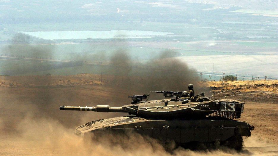 Czołg izraelskiej armii Merkava Mark III bierze udział w ćwiczeniach 12 lipca 2004 w pobliżu Gadot na Wzgórzach Golan.