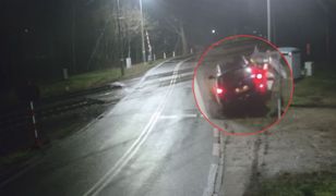 Kierowca wbił się w rogatki. Mocne nagranie z przejazdu kolejowego na Mazowszu